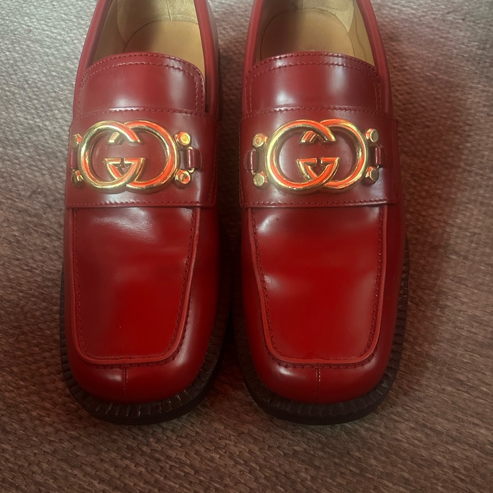 Gucci red leather loafer with gold Gs